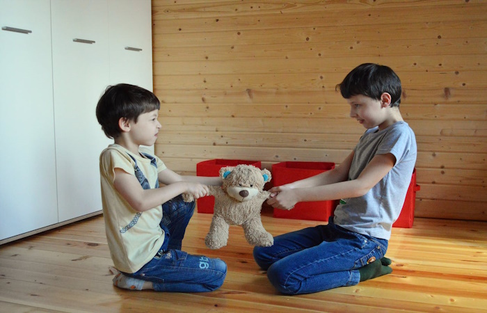 Conductas que hay que corregir a los niños, como las peleas Conductas de los niños que hay que corregir