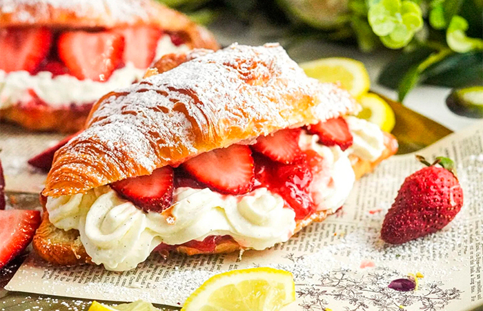 Cruasán relleno de crema y fresas Rellenos para cruasán: con crema y fresas