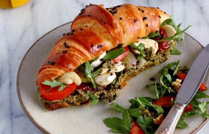 bollo de hojaldre con ensalada capresse y rúcula Cruasán capresse con pesto