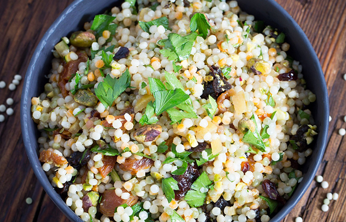 Cuenco de cuscús con pistachos y pasas cuscús con pistachos
