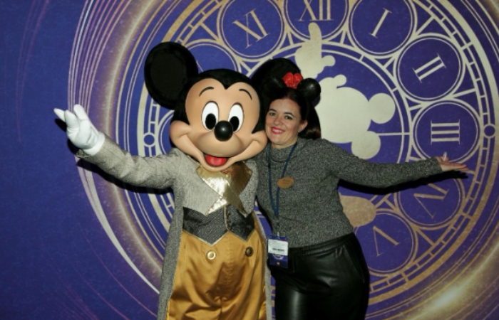 Visitante con Mikey Mouse Nuevo hotel Disneyland París: nuevos espectáculos
