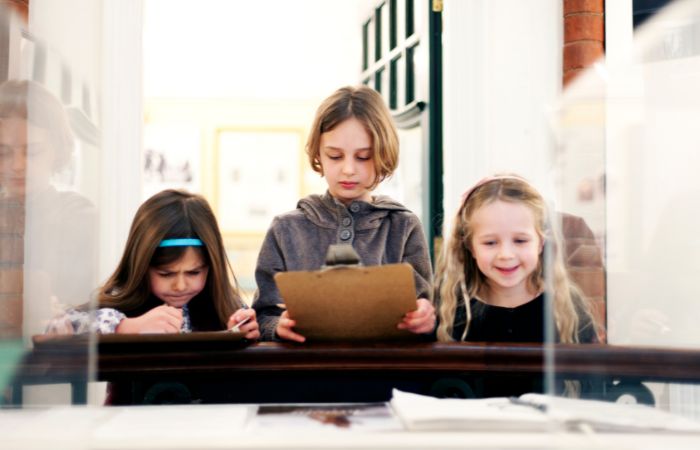 Niños en una exposición de arte Fomentar la creatividad infantil yendo a museos y exposiciones de arte