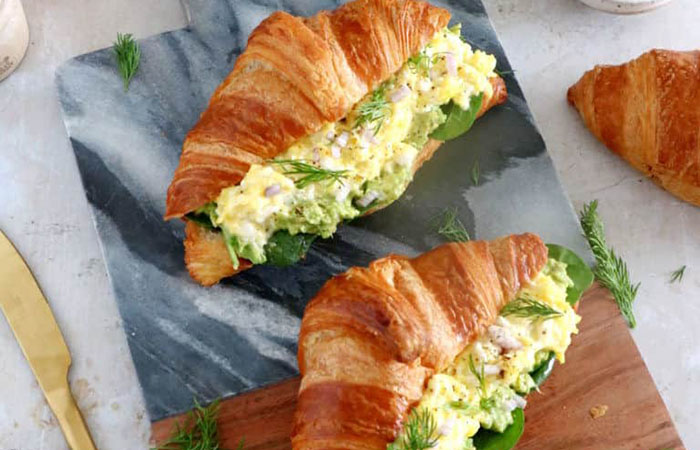Huevos revueltos, aguacate y espinacas, uno de los rellenos para cruasán más ricos Rellenos para cruasán: con huevos revueltos