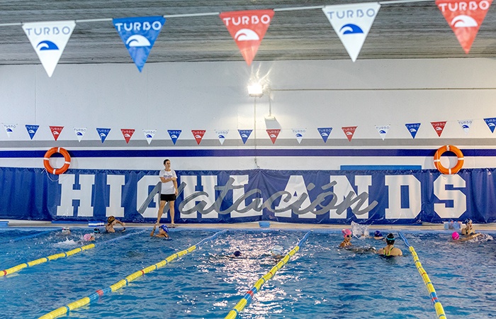 piscina semiolímpica del colegio Piscina climatizada de Highlands Schooll El Encinar
