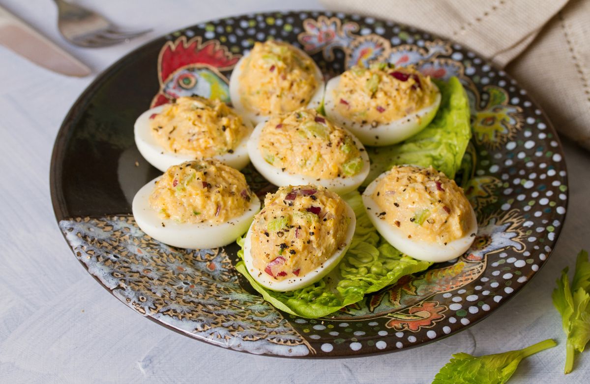 Huevos rellenos de atún y mayonesa Recetas rápicas con atún para cenar: huevos rellenos