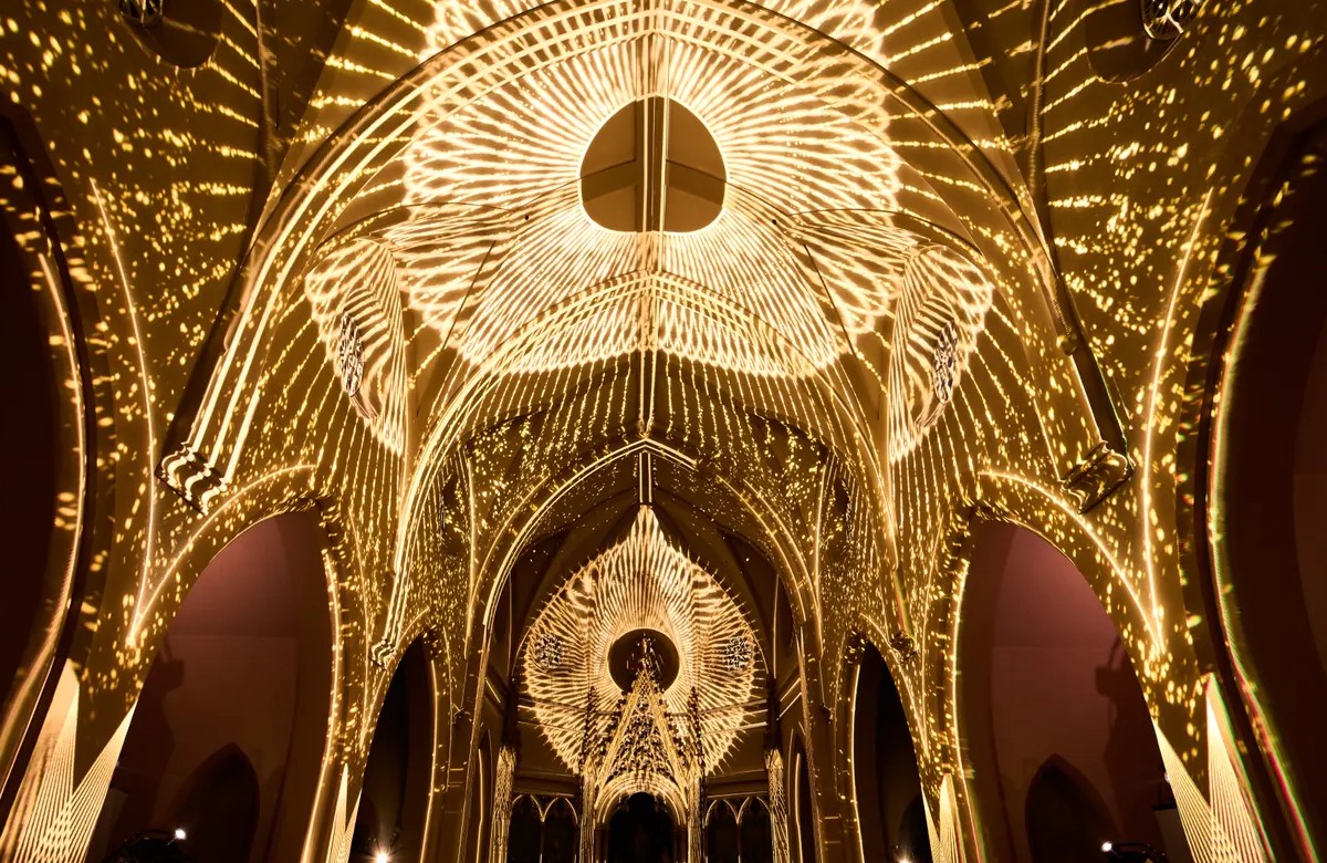 Genesis: una experiencia luminosa e inmersiva en Valencia