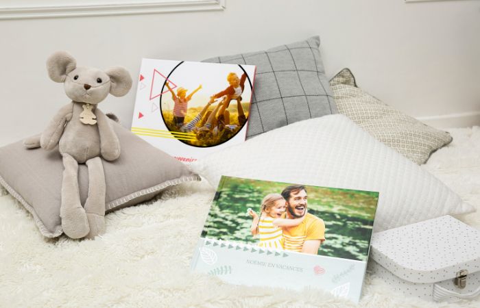 Dos álbumes de fotos de familia en un ambiente con decoración infantil Album personalizado habitación