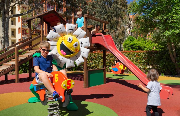 niños en el Parque infantil del hotel Salauris Palace H10 Hotels: Parque infantil Salauris Palace