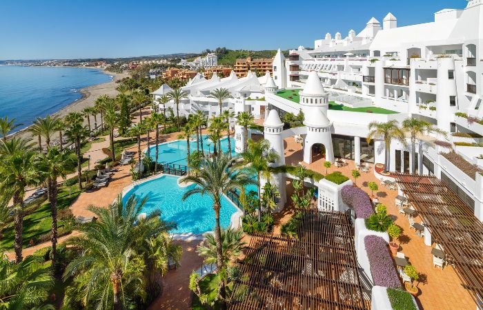 Vista del Estepona Palace, frente al mar H10: Estepona Palace