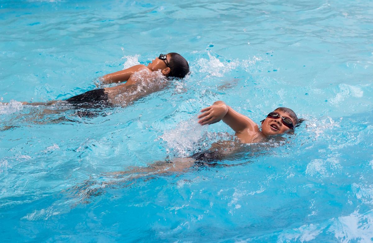 Juegos de piscina: carrera de relevos en el agua Juegos de piscina: Relevos
