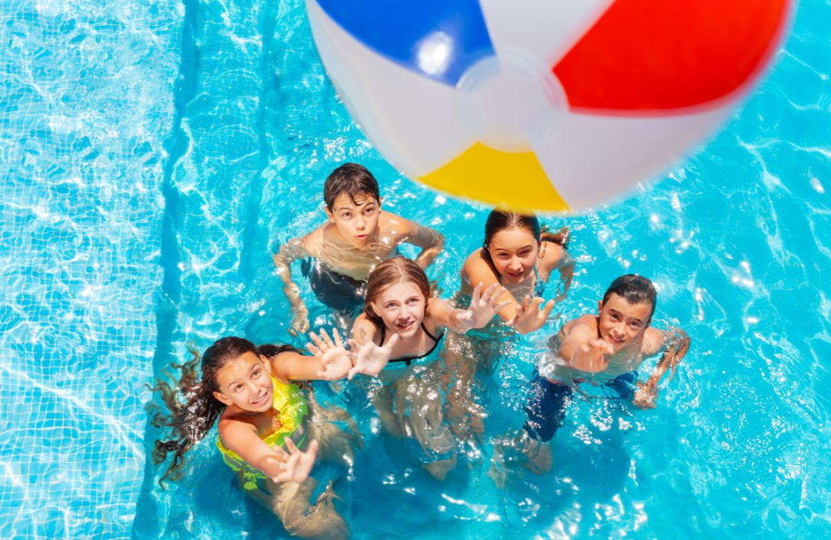 diversión en el agua con pelota Evita la pelota en el agua