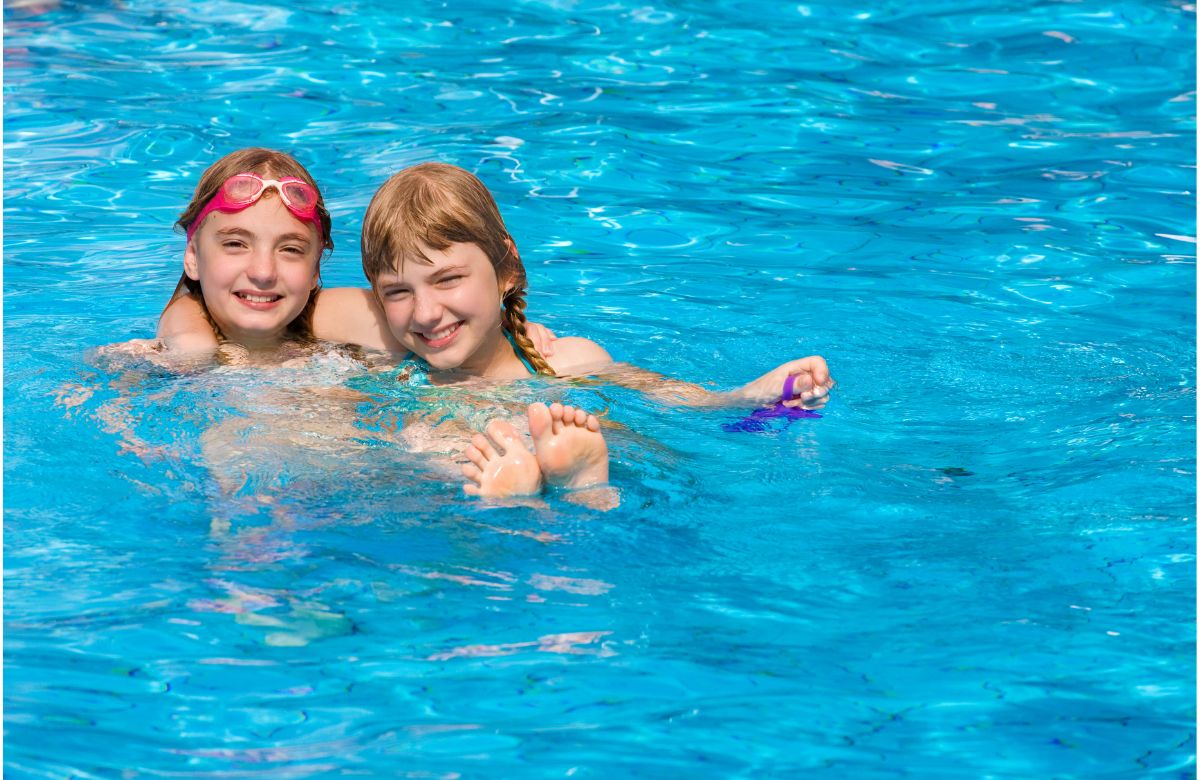 dos niñas jugando en la piscina a Marco Polo Juegos de piscina: Marco Polo