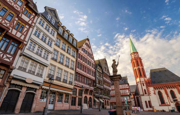 Visita el centro histórico y recorre sus calles con casas de entramado de madera frankfurt francfort eurocopa
