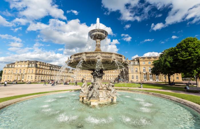 La zona de la fuente y la plaza de Stuttgart está colmada de cafés Stuttgart alemania eurocopa 2024