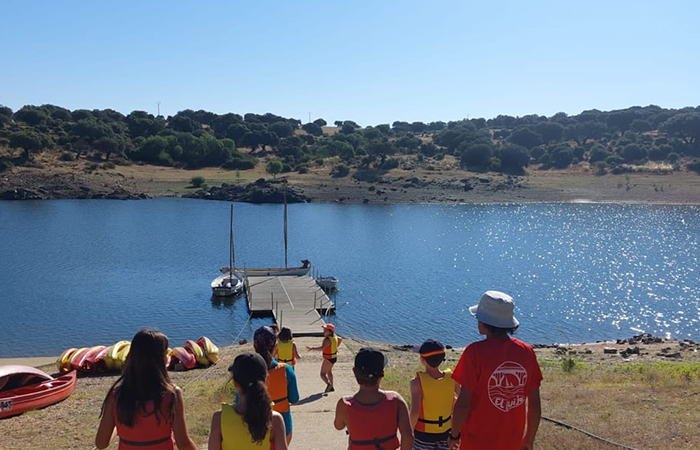 niños de Vaughan Camps de camino a un embarcadero Vaughan Camps: deportes acuáticos