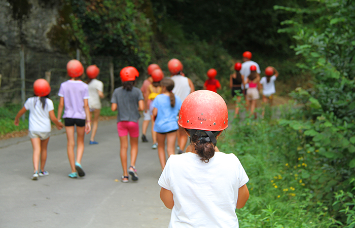 niños con cascos en una excursión de espeleología Vaughan Camps. Espeleología