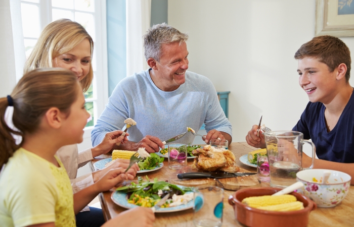 conseguir que el adolescente hable durante la cena