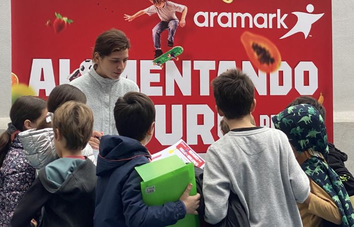 Irene Sánchez-Escribano con alumnos en una de las jornadas del proyecto de Aramark Irene Sánchez-Escribano, con el proyecto educativo de Aramark
