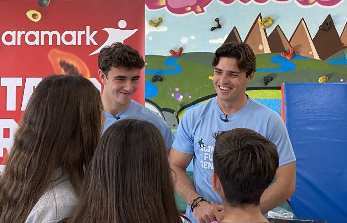Cayetano García de la Borbolla y Pablo Martínez charlan con niños participantes en el proyecto Aramark Aramark: Cayetano García de la Borbolla y Pablo Martínez