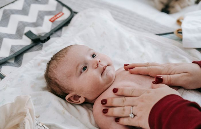 El bebé de una mamá velcro no quiere separarse de ella Bebé con su mamá
