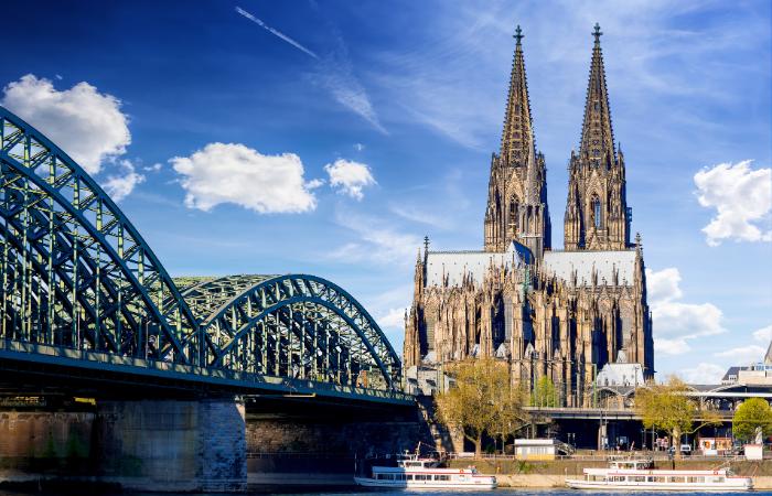 La catedral gótica de Colonia se alza imponente colonia alemania catedral puente