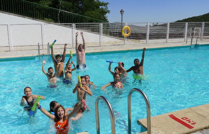 participantes de Escuelab con monitos se divierten en la piscina Escuelab: en la piscina