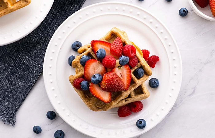 receta de gofres integrales fáciles con fresas y arándanos gofres integrales fáciles