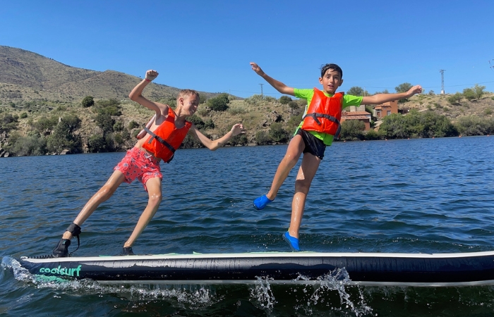 niños del campamento disfrutando del paddle surf Laika Ocio deportes acuáticos