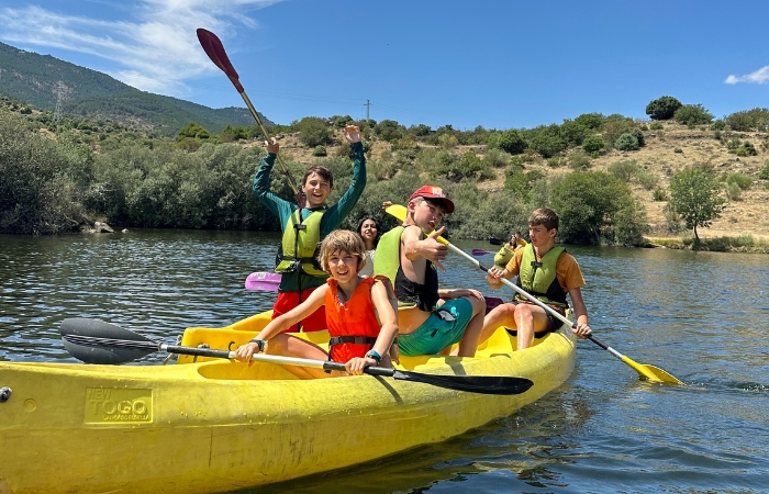 niños en piragua en el embalse Laika Ocio deportes náuticos e inglés