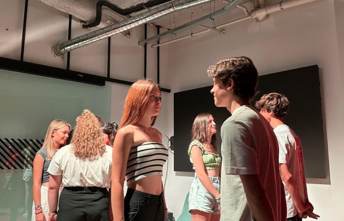 Alumnos adolescentes de MADS Cine Camp en clase de interpretación MADS Cine Camps