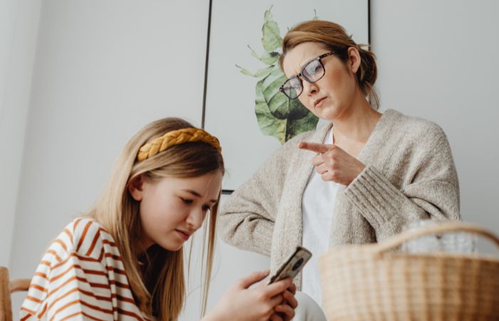 mantener conversaciones con adolescentes puede ser un reto cuando están con el móvil mantener conversaciones con adolescentes