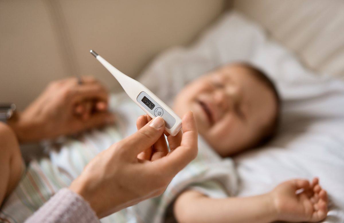Fiebre muy alta y mucho malestar, dos de los síntomas Síntomas enfermedad meingocócica: Fiebre muy alta