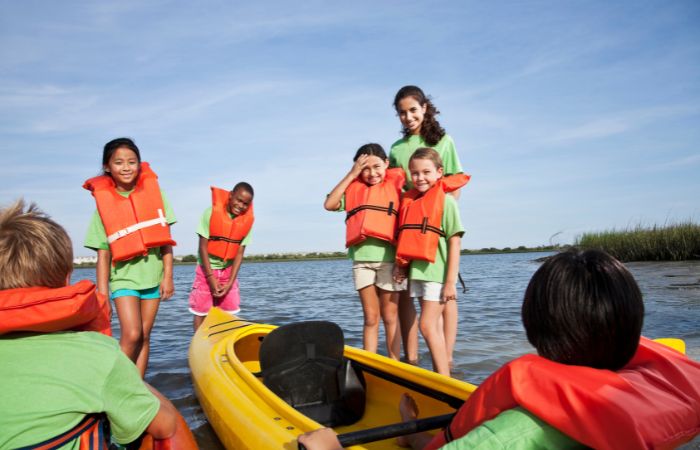 niños celiacos disfrutando de un campamento con deportes acuáticos Niños celiacos en campamentos