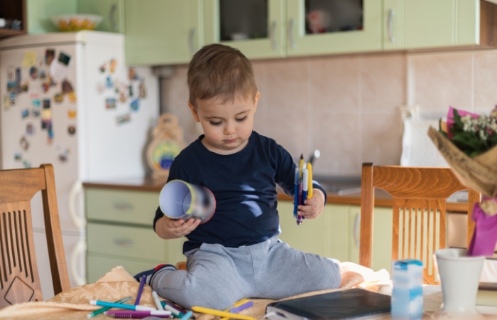 niño pequeño pillado in fraganti sobre una mesa pillar in fraganti a tu hijo pequeño