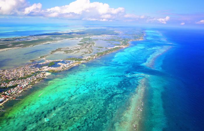 el arrecife se encuentra a pocos kilómetros de la costa de Belice Barrera de Coral de Belice