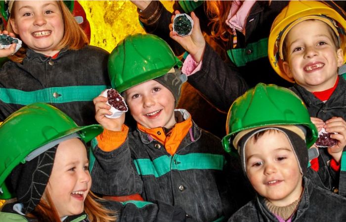 niños en actividad de búsqueda de piedras preciosas en la mina, en Terra Mystica Austria con niños: Terra Mystica, Gurk