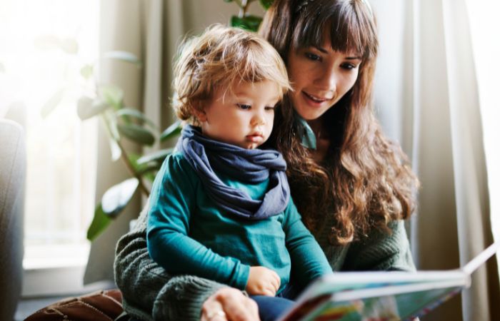 madre leyendo un cuento a su hijo Cuentos en inglés para infantil
