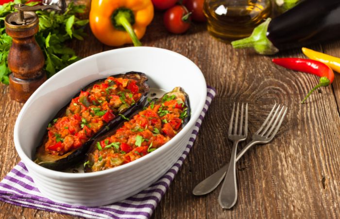 Fuente con berenjenas rellenas de pisto y carne Recetas de carne de ternera: berenjenas rellenas