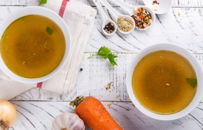cuencos con caldo de ternera Recetas de carne de ternera: caldo