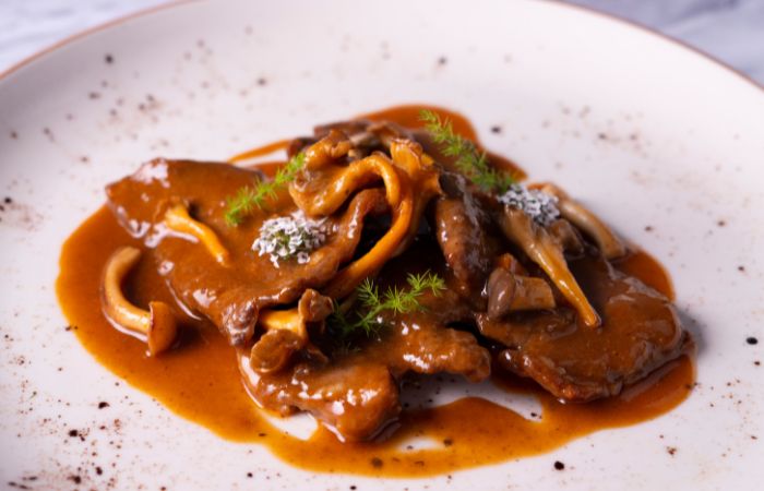 Plato de fricandó de ternera, con su salsa y setas Recetas de carne de ternera: fricandó