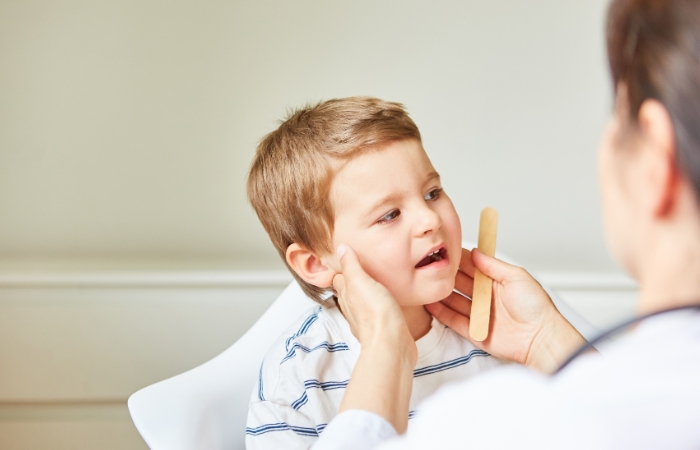 Tratamiento del dolor de garganta Acudir al pediatra por un dolor de garganta