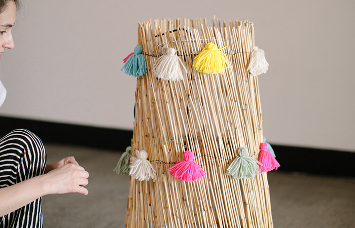 Cómo hacer una lámpara de bambúes decorada con pompones artesanos Lámpara de bambúes
