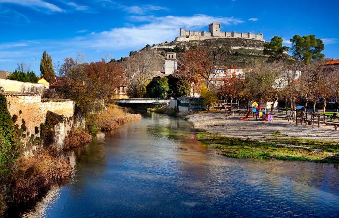 Se dice que Peñafiel es la cuna de los famosos vinos Peñafiel Valladolid capital del turismo rural 2024