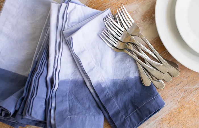 Servilletas en dos tonos de azul Transforma servilletas blancas en unas con dos tonos con estas técnicas de teñido caseras