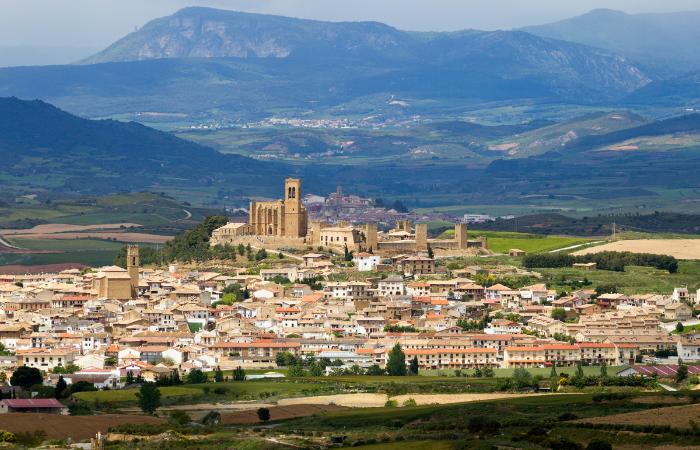 Artajona aún posee nueve torres en pie artajona navarra