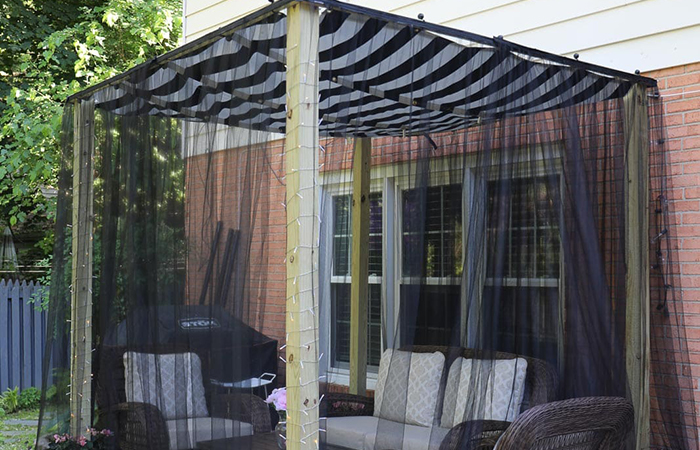 Cómo hacer una mosquitera de exterior para una pérgola mosquitera de exterior