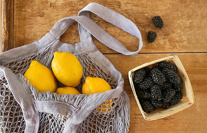 Transforma una bolsa de la compra blanca en una lila Las moras pueden cambiar el color de un tejido