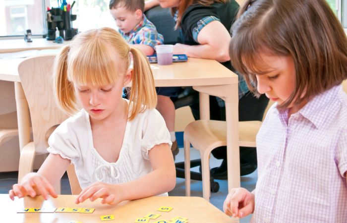 Niños de infantil en el aula Transición de la escuela infantil al colegio