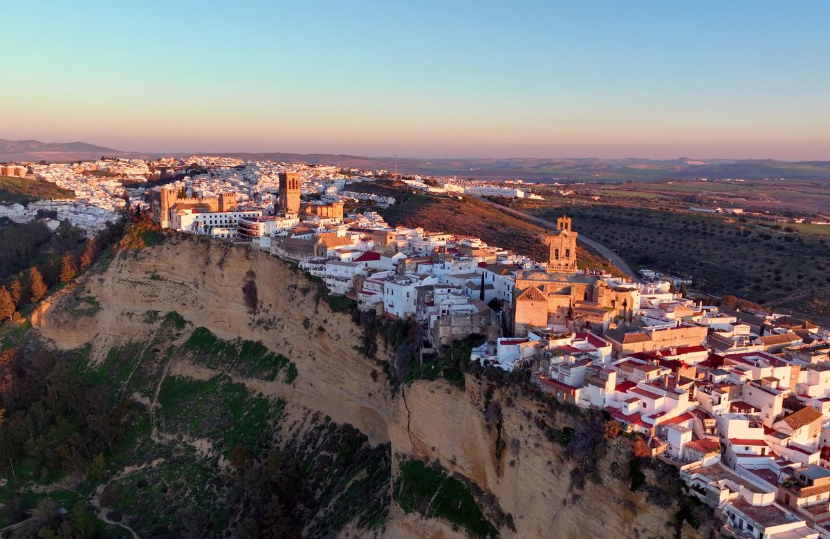 Arcos de la Frontera se encuentra a 67 kilómetros de Cádiz Arcos de la Frontera, Cádiz pueblos con vistas al abismo