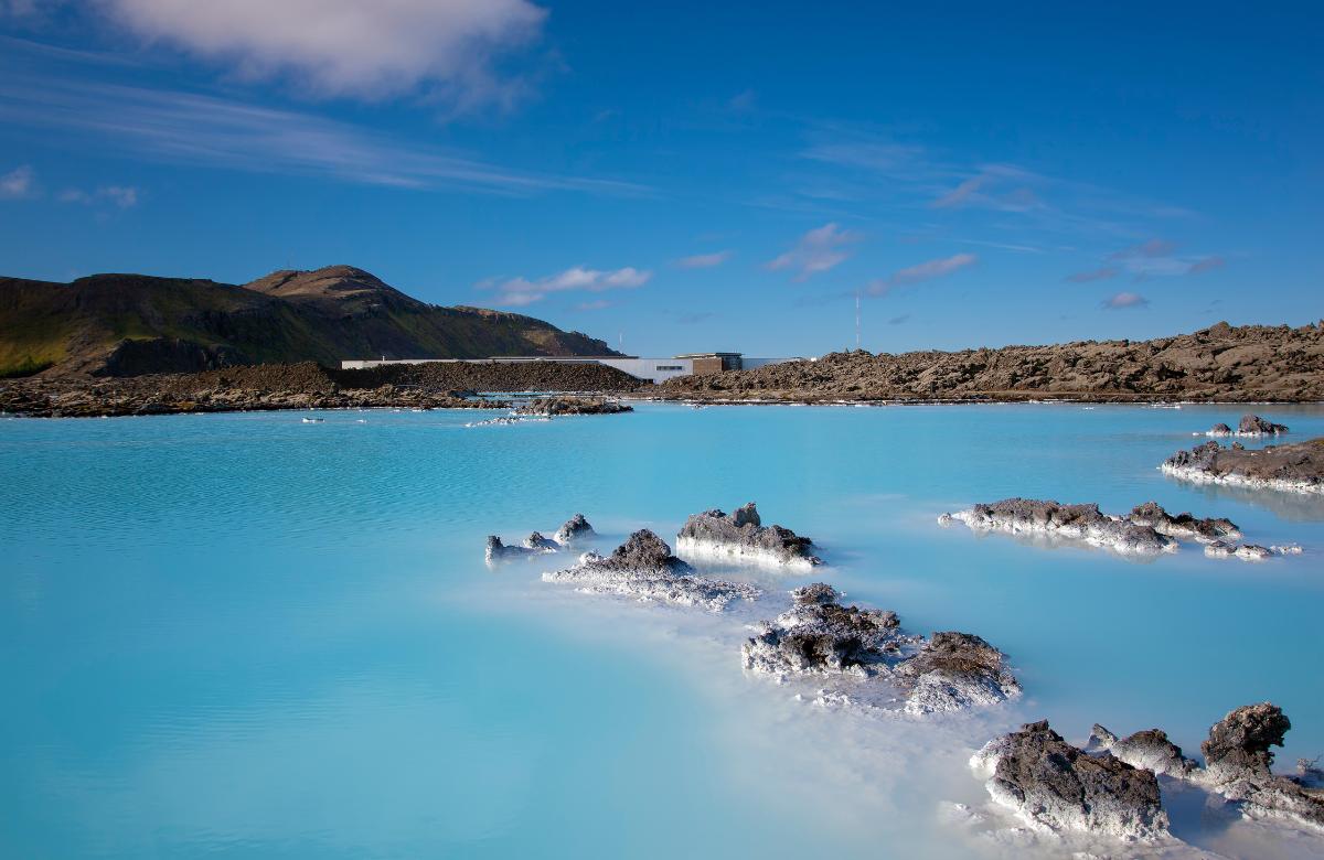 Toma un baño rejuvenecedor en las aguas azules de blue lagoon, ricas en minerales blue lagoon aguas termales